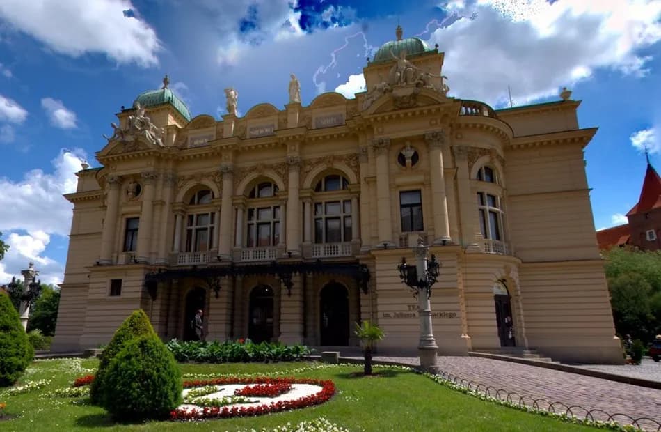 W czym współczesne budynki teatralne przypominają teatry starożytne?