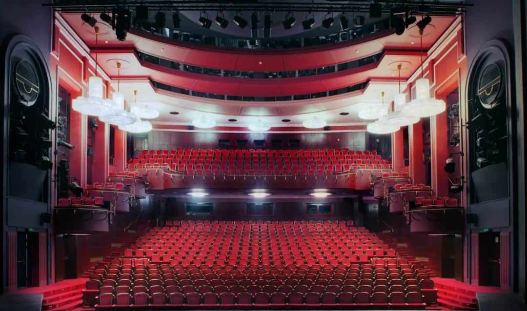 Co grają w teatrze Warszawa – aktualne spektakle i repertuar na dziś