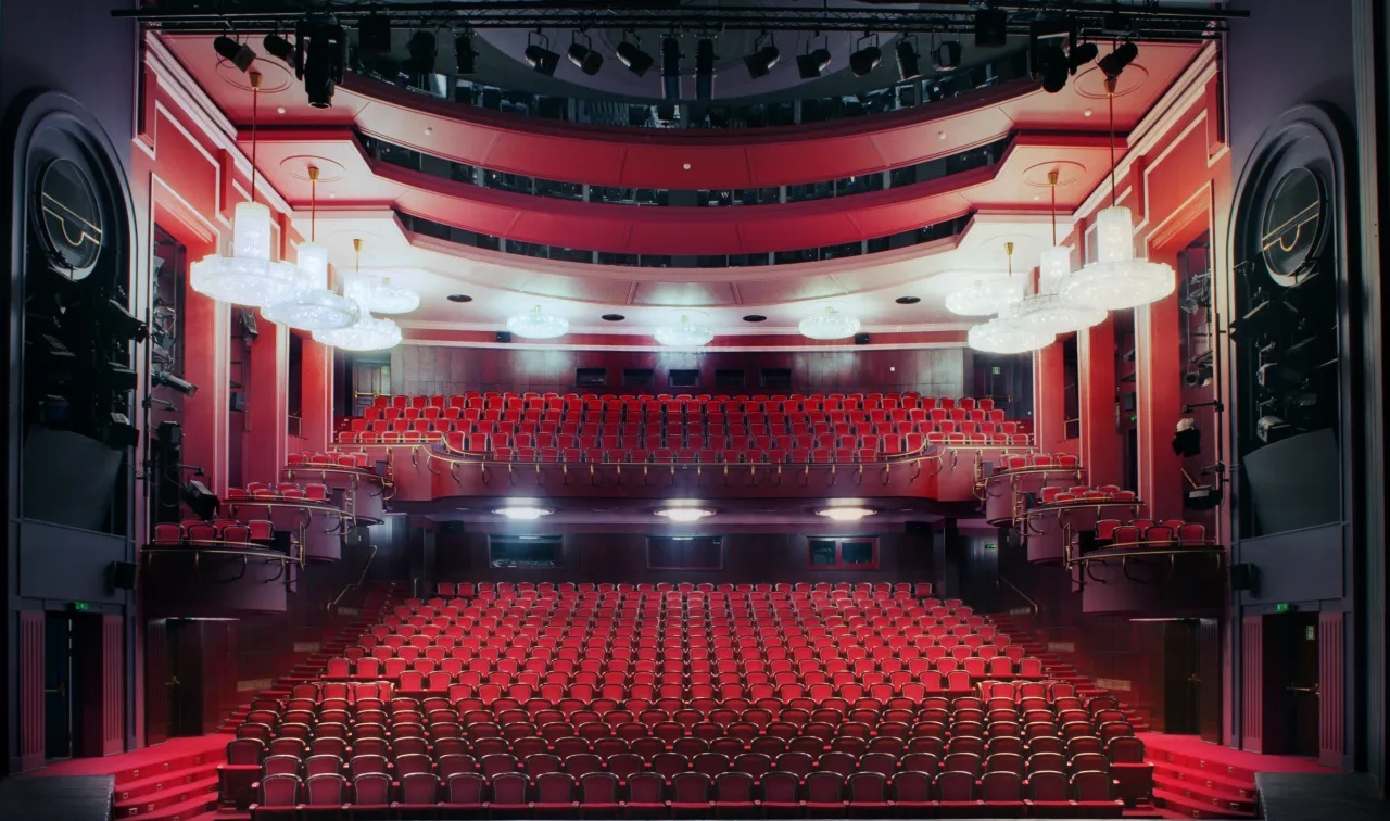 Co grają w teatrze Warszawa – aktualne spektakle i repertuar na dziś