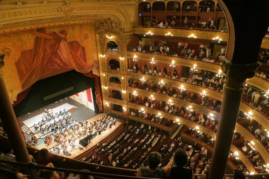 Najlepsze spektakle, które musisz zobaczyć – wyjątkowe doświadczenia teatralne