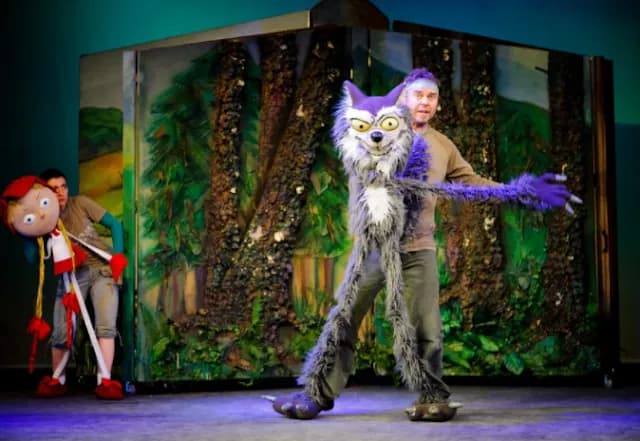 Co daje teatr dzieciom? Odkryj niezwykłe korzyści dla rozwoju