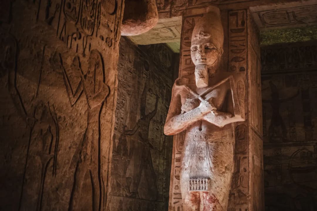 Pisma starożytnego Egiptu: tajemnice hieroglifów i ich wpływ na historię