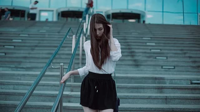 Jak się ubrać do teatru zimą, by nie zmarznąć i wyglądać elegancko