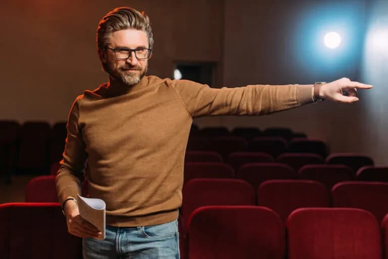 Czym zajmuje się reżyser w teatrze? Odkryj jego kluczowe zadania