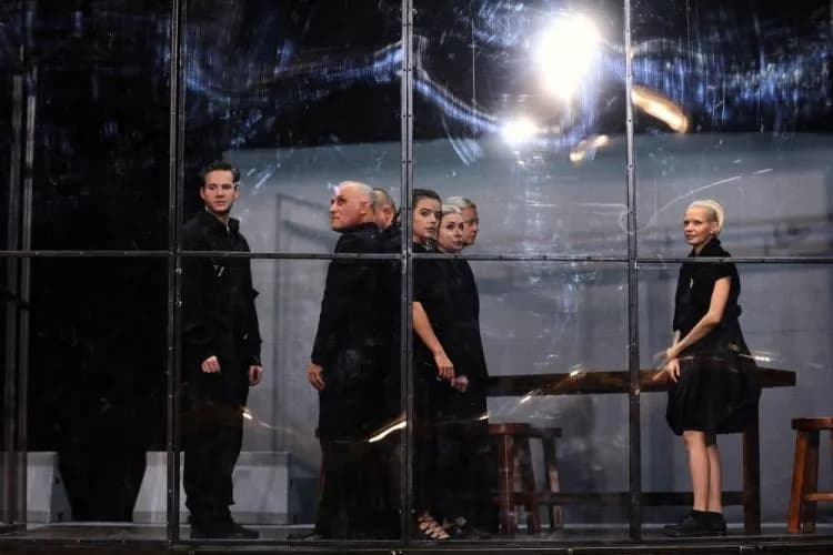 Antygona w Teatrze Ateneum: Premiera, Obsada i Znaczenie